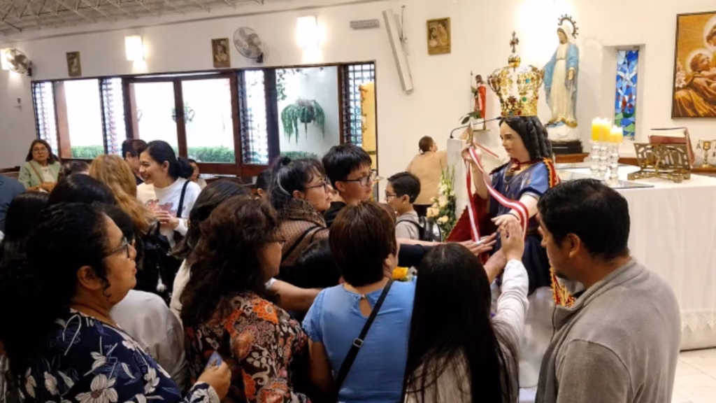 The faithful gathered around an image of the Divine Child of the Eucharistic Miracle of Eten.